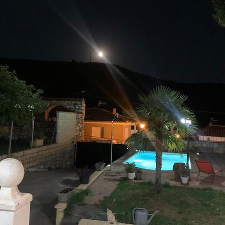 Apartamento Con Piscina Chiloeches Bagian luar foto