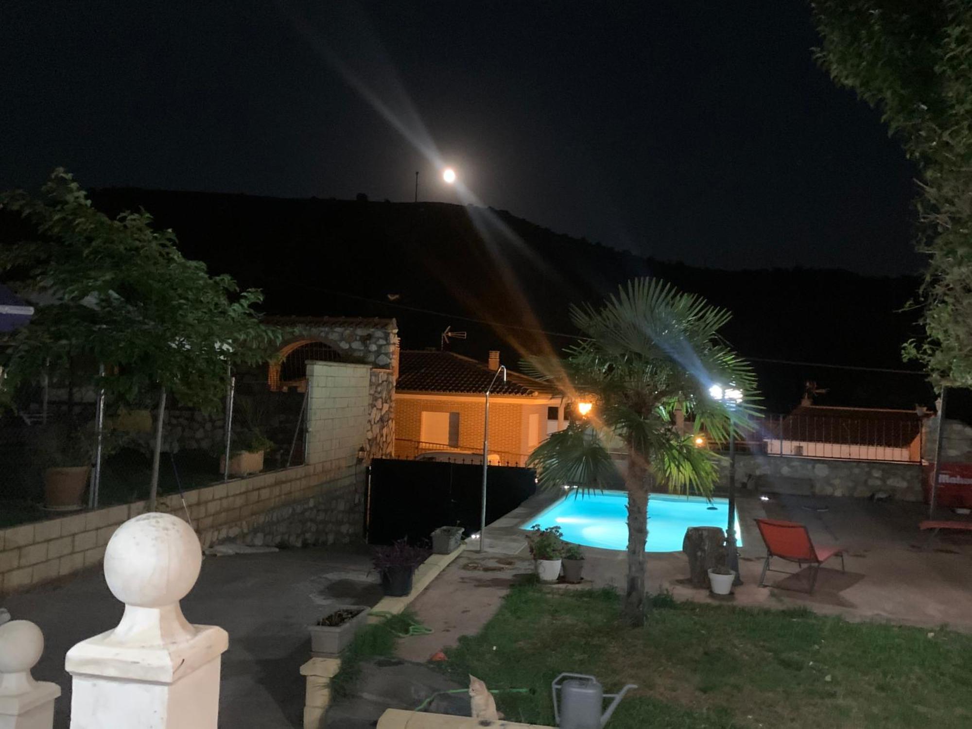 Apartamento Con Piscina Chiloeches Bagian luar foto